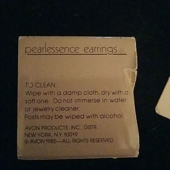 Avon Vintage Pearlessence Earrings Faux Pearl Studs Classic Elegant Jewelry - Picture 2 of 2